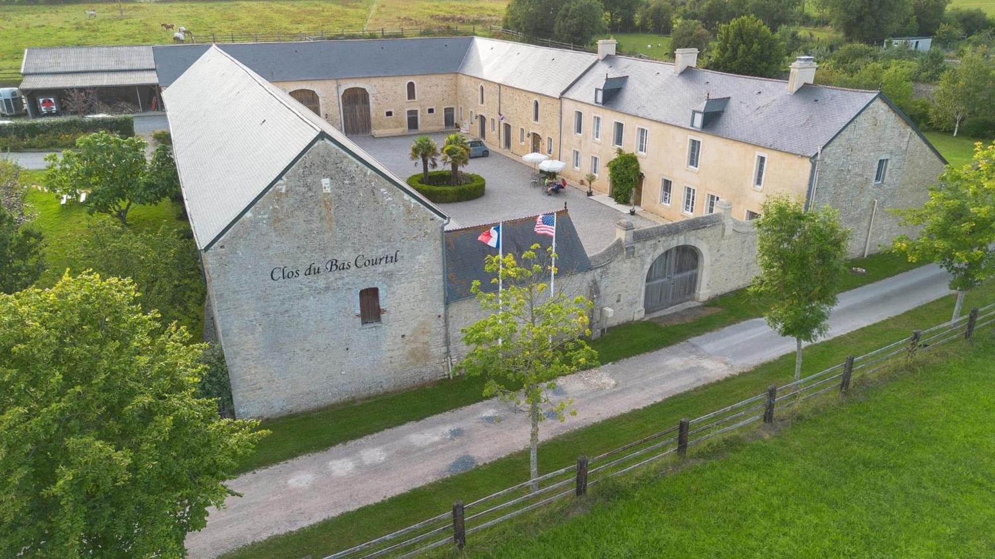 Le Clos Du Bas Courtil Guesthouse B&B Omaha Beach Osmanville Eksteriør billede